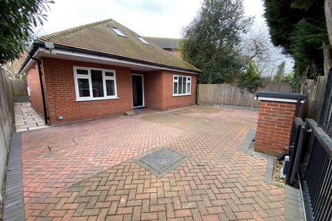 4 bedroom chalet to rent, Richmond Road, Herts EN6