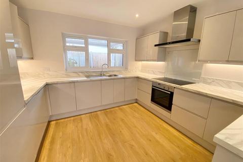 4 bedroom chalet to rent, Richmond Road, Herts EN6