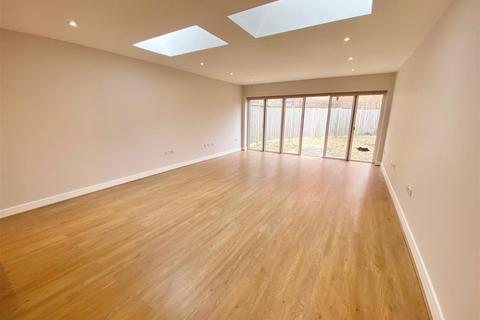 4 bedroom chalet to rent, Richmond Road, Herts EN6