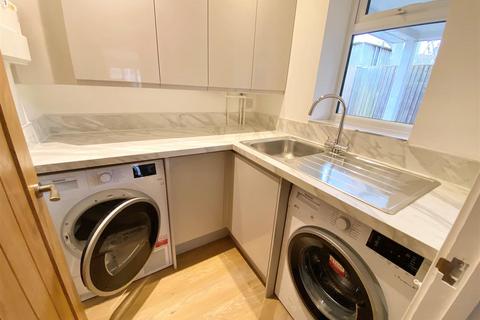 4 bedroom chalet to rent, Richmond Road, Herts EN6
