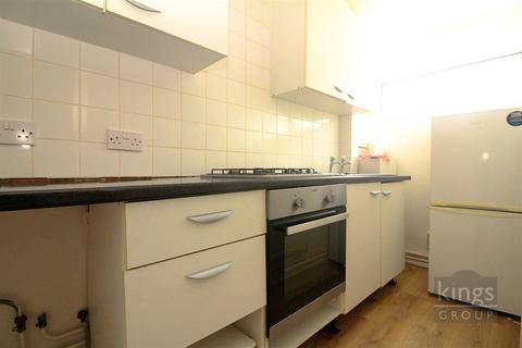 Studio to rent, Barn Mead, Harlow