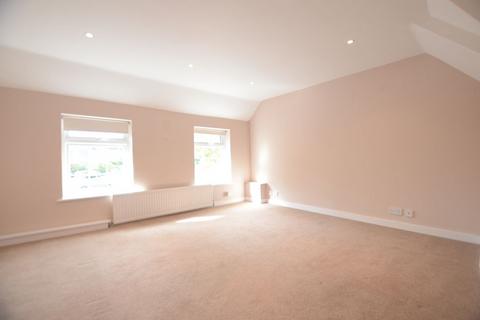 2 bedroom flat to rent, Reading Road, Yateley, GU46