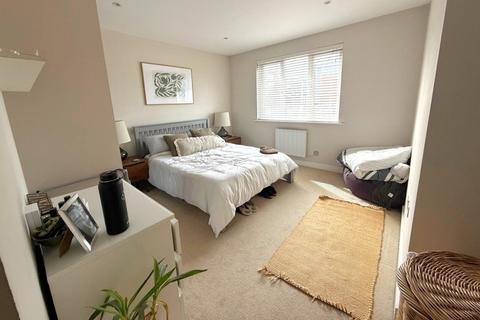 2 bedroom apartment to rent, Walton-on-Thames, Surrey, KT12