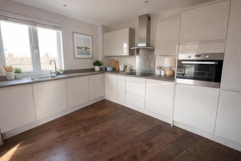 2 bedroom apartment to rent, Walton-on-Thames, Surrey, KT12