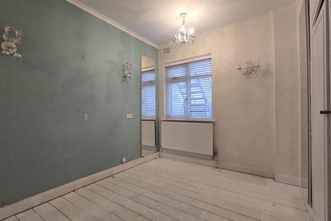 2 bedroom maisonette to rent, Claybury Boradway, IG5
