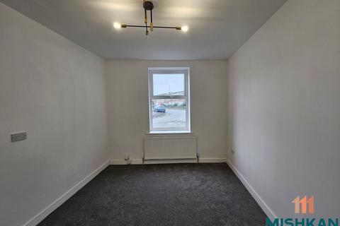 3 bedroom terraced house to rent, Hollins Road, Oldham