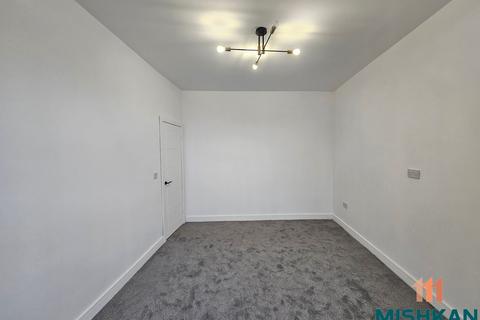 3 bedroom terraced house to rent, Hollins Road, Oldham