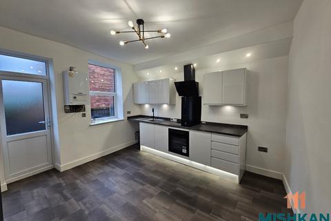 3 bedroom terraced house to rent, Hollins Road, Oldham