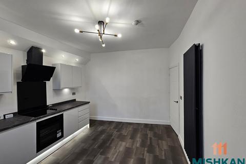 3 bedroom terraced house to rent, Hollins Road, Oldham