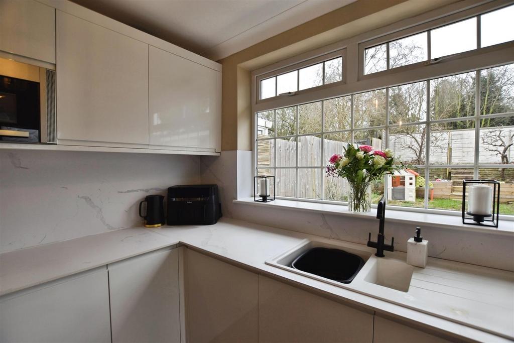 Bb47d894-kit 20window.JPG