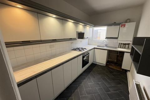 2 bedroom flat to rent, Berkeley Ctourt, Bury Old Rd. Salford