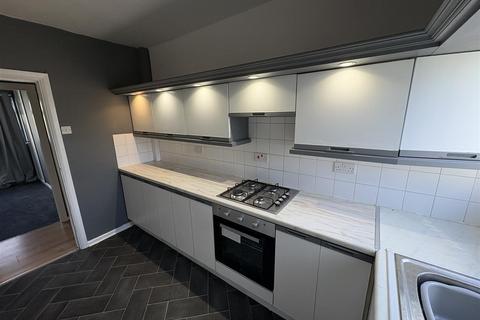 2 bedroom flat to rent, Berkeley Ctourt, Bury Old Rd. Salford