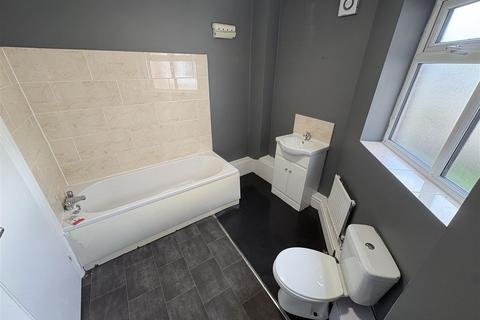 2 bedroom flat to rent, Berkeley Ctourt, Bury Old Rd. Salford