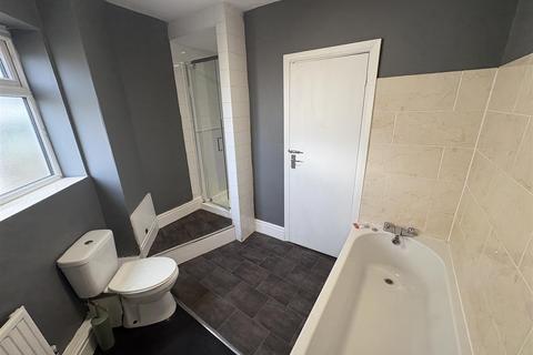 2 bedroom flat to rent, Berkeley Ctourt, Bury Old Rd. Salford