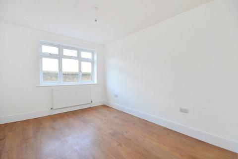 2 bedroom flat to rent, High Road, Wood Green, London, N22