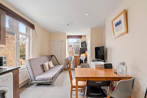3 bedroom flat to rent, Niton Street, London