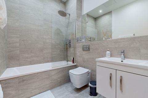 1 bedroom apartment to rent, Savoy Court, Brentford TW8