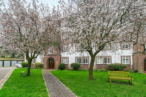 Gloucester Court, Kew