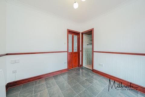 2 bedroom semi-detached house to rent, Barnside Avenue, Worsley, M28