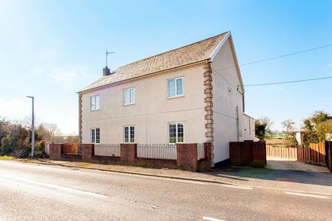 4 bedroom detached house for sale, Mansfield Road, Scarcliffe, S44