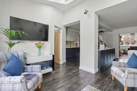 4 bedroom semi-detached house for sale, Tenzing Grove, Luton