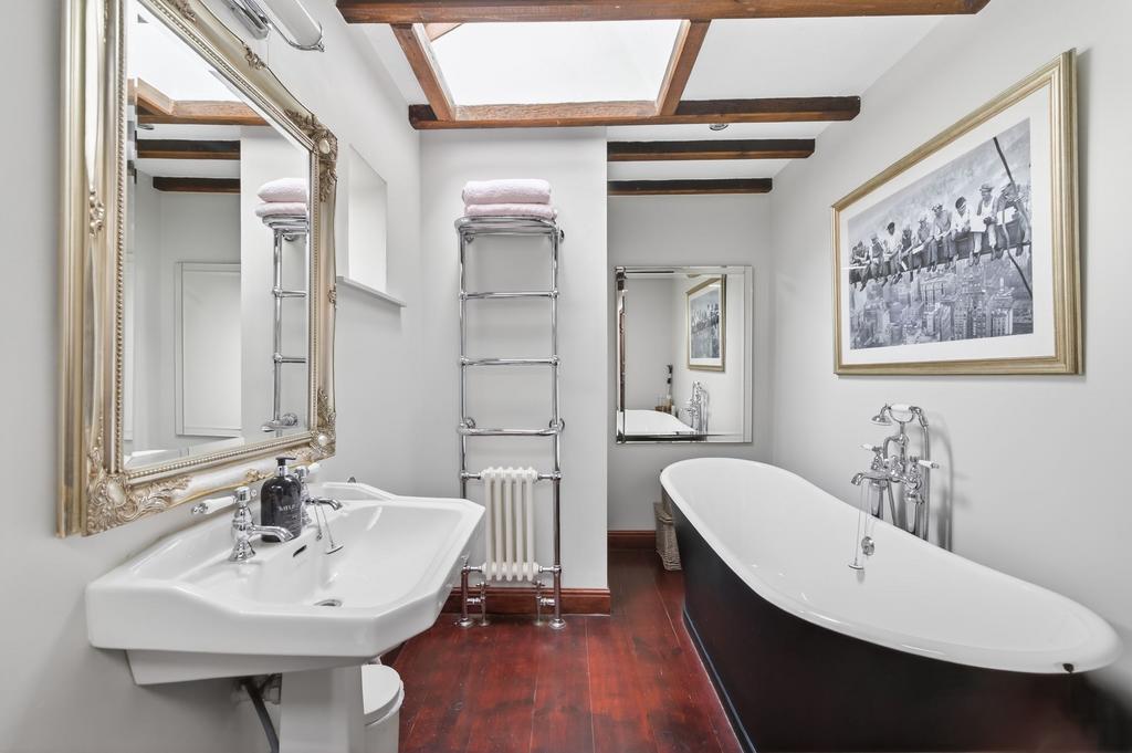 Bedroom one en suite bathroom