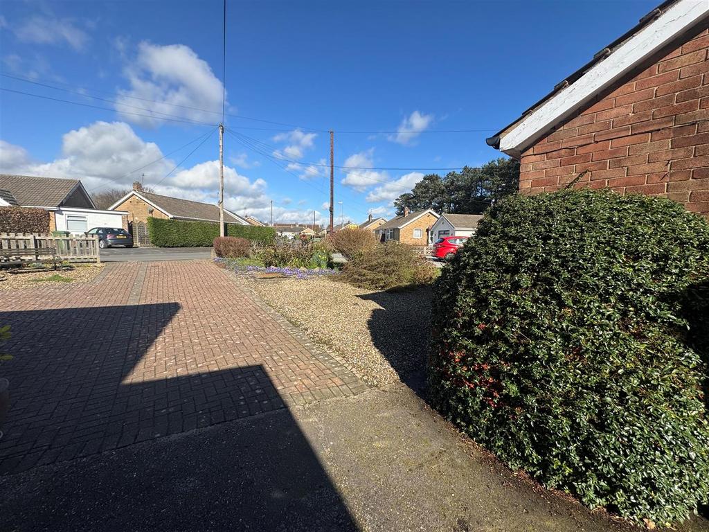 20 Queensbury Way b.jpg
