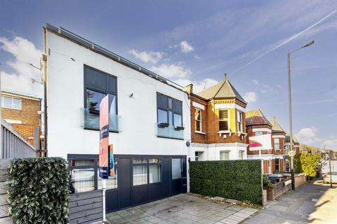 3 bedroom flat to rent, Colney Hatch Lane, London N10