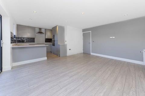 3 bedroom flat to rent, Colney Hatch Lane, London N10