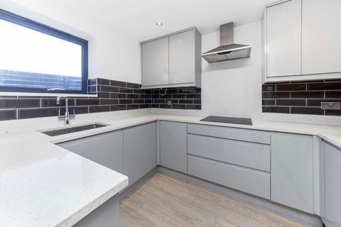 3 bedroom flat to rent, Colney Hatch Lane, London N10