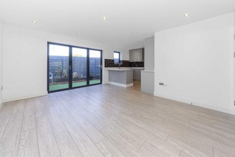 3 bedroom flat to rent, Colney Hatch Lane, London N10