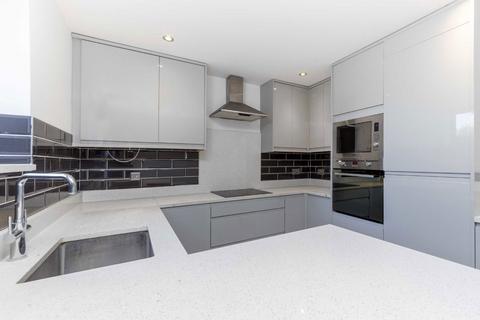 3 bedroom flat to rent, Colney Hatch Lane, London N10