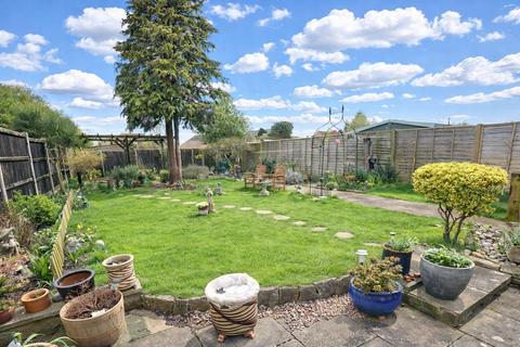 4 bedroom semi-detached house for sale, Park Avenue, Rushden NN10