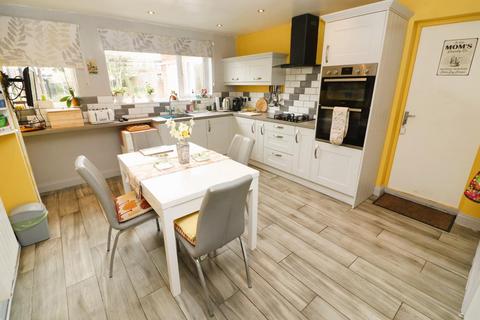 4 bedroom semi-detached house for sale, Park Avenue, Rushden NN10
