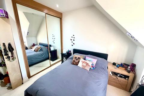 1 bedroom apartment for sale, Manor Court, Thorpe Road, Staines-upon-Thames, Surrey, TW18