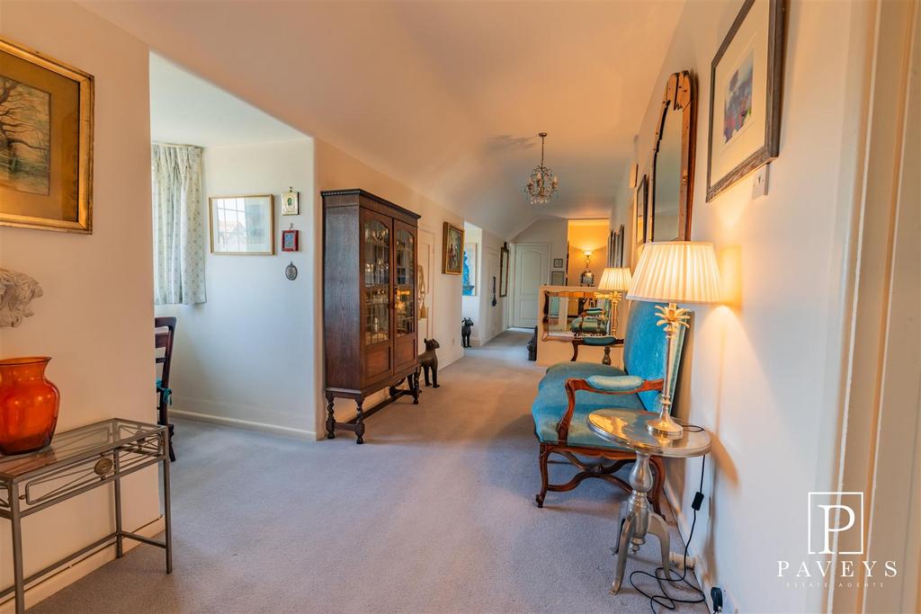 Spacious gallery landing