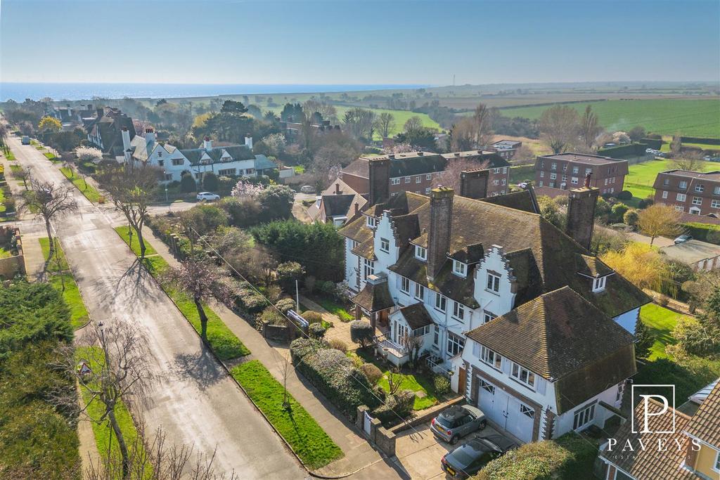 COMMUNAL GARDENS &amp; PARKING