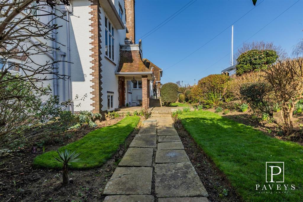 COMMUNAL GARDENS &amp; PARKING