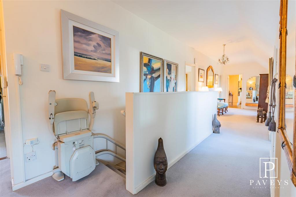Spacious gallery landing