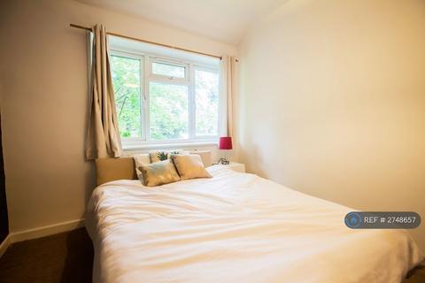 1 bedroom in a house share to rent, Sawley Road, London, W12