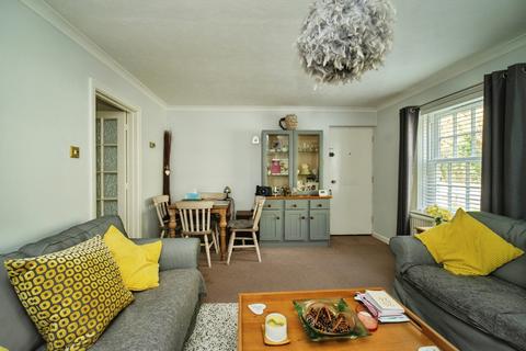 2 bedroom flat for sale, Oaklands, Hartley Wintney, Hook, Hampshire, RG27