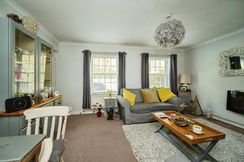 2 bedroom flat for sale, Oaklands, Hartley Wintney, Hook, Hampshire, RG27