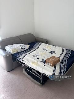 1 bedroom in a flat share to rent, Hawthorne Crescent, London, SE10