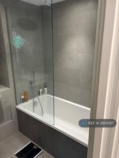 1 bedroom in a flat share to rent, Hawthorne Crescent, London, SE10
