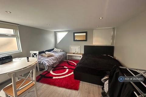 Studio to rent, Mayes Road, London, N22