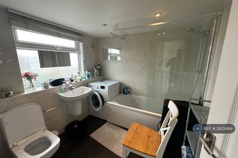 Studio to rent, Mayes Road, London, N22