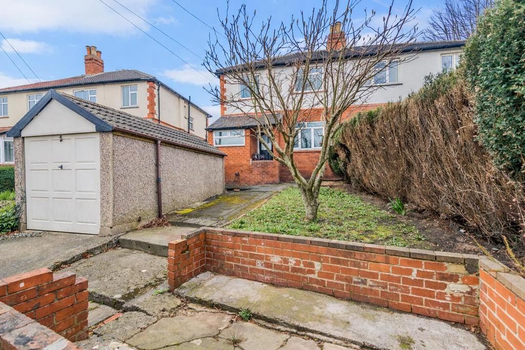 Off Street Parking / Driveway / Detached Single Ga