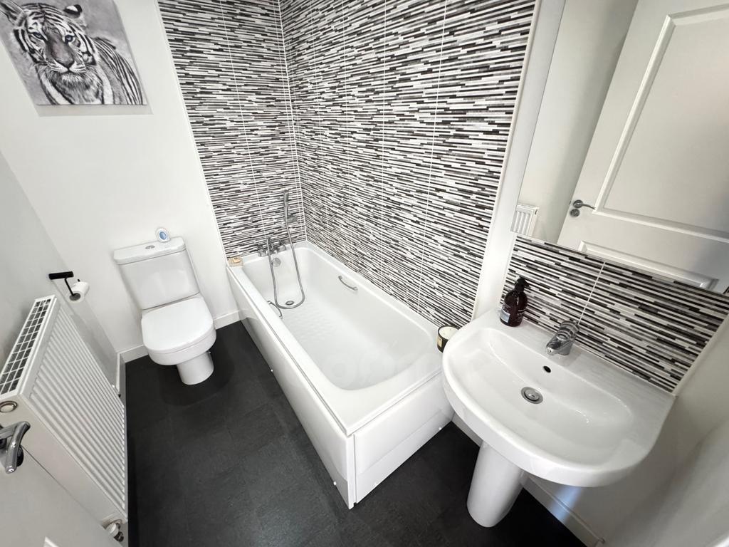James Mc Kechnie Avenue bathroom