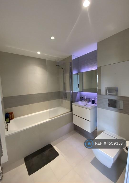 Large Ensuite Bathroom