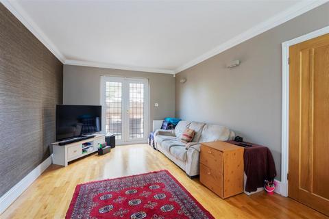 4 bedroom semi-detached house to rent, St. Georges Crescent, Cippenham